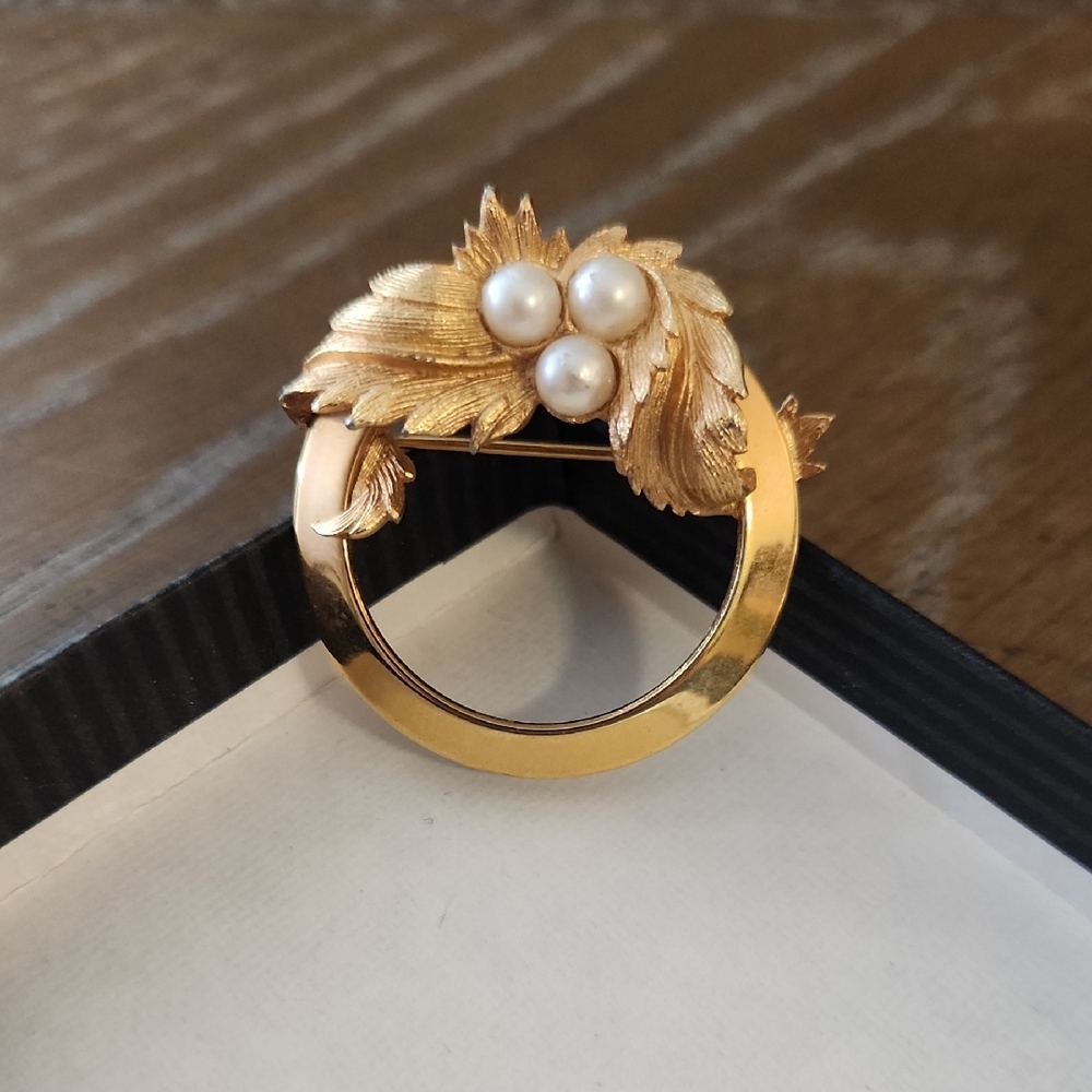 Sarah Coventry Vintage Gold Tone Leaf Brooch